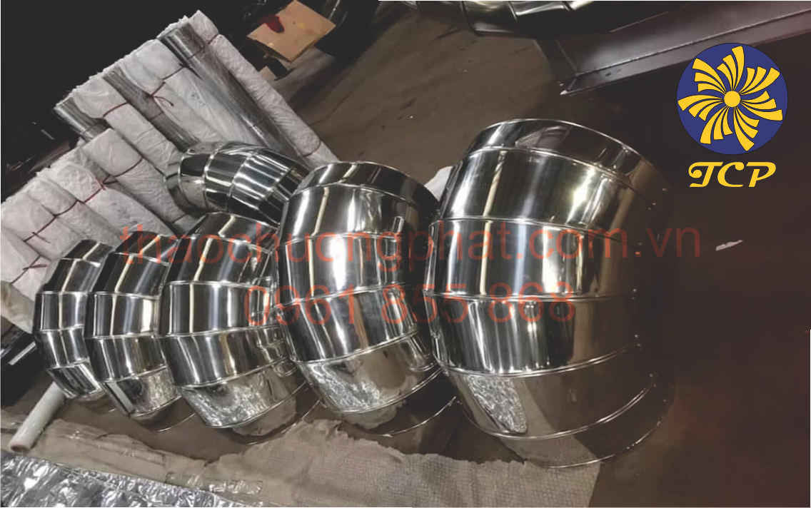 Bọc cách nhiệt là một phần quan trọng trong các hệ thống cung cấp năng lượng và các quy trình công nghiệp. Dưới đây là một số lý do quan trọng: Tiết kiệm năng lượng: Bọc cách nhiệt giúp giữ nhiệt độ nóng hoặc lạnh lại, ngăn chặn sự truyền nhiệt ra môi trường xung quanh. Điều này giúp tiết kiệm năng lượng bằng cách giảm mức độ sử dụng hệ thống làm lạnh hoặc giảm tiêu hao nhiên liệu đốt. Bảo vệ thiết bị và hệ thống: Việc bọc cách nhiệt có thể bảo vệ các thiết bị và hệ thống khỏi sự ảnh hưởng của nhiệt độ cực đoan, giảm nguy cơ hỏng hóc và kéo dài tuổi thọ của chúng. An toàn: Trong một số ứng dụng, việc bọc cách nhiệt cũng có thể giảm nguy cơ cháy nổ bằng cách giảm tiếp xúc với các bề mặt nhiệt độ cao hoặc các chất dễ cháy. Hiệu suất: Bọc cách nhiệt có thể cải thiện hiệu suất hoạt động của hệ thống bằng cách giảm mất nhiệt độ và duy trì điều kiện hoạt động ổn định. Âm thanh và rung động: Trong một số trường hợp, việc bọc cách nhiệt cũng có thể giảm tiếng ồn và rung động từ các thiết bị hoặc quy trình hoạt động bên trong. Tóm lại, việc bọc cách nhiệt không chỉ giúp tiết kiệm năng lượng mà còn cải thiện hiệu suất hoạt động và bảo vệ các thiết bị và hệ thống khỏi sự ảnh hưởng của điều kiện môi trường.